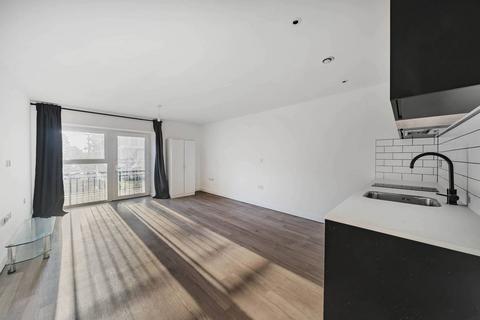 Studio to rent, Fairbank House, Colindale, London, NW9
