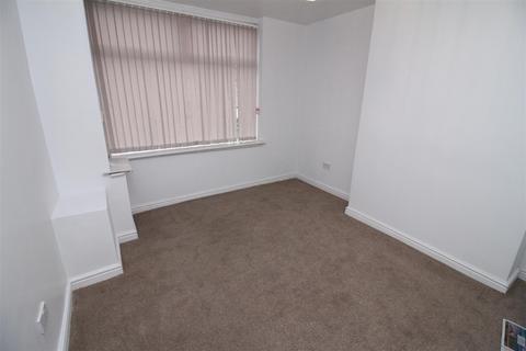 3 bedroom terraced house to rent, Weston Avenue, Manchester M40