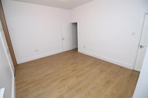 3 bedroom terraced house to rent, Weston Avenue, Manchester M40