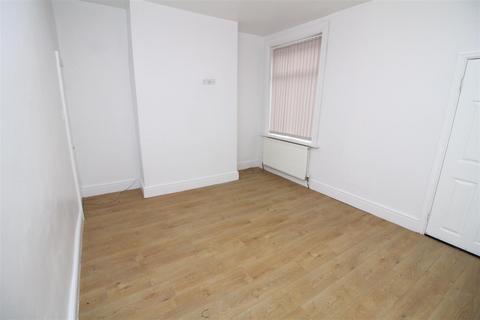 3 bedroom terraced house to rent, Weston Avenue, Manchester M40