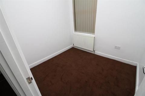 3 bedroom terraced house to rent, Weston Avenue, Manchester M40