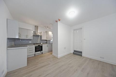 2 bedroom apartment to rent, Harbut Road, London SW11