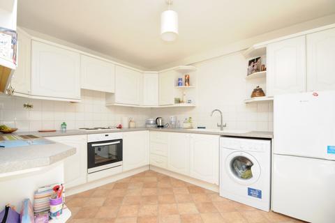 2 bedroom flat to rent, Manningtree Close Southfields SW19