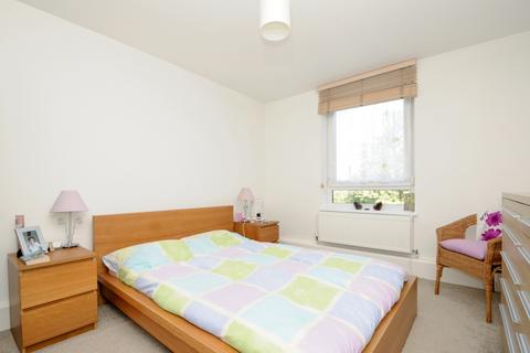 2 bedroom flat to rent, Manningtree Close Southfields SW19