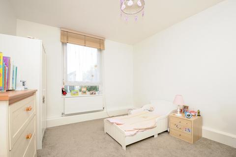 2 bedroom flat to rent, Manningtree Close Southfields SW19