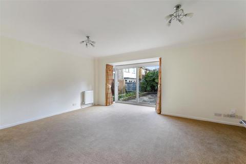 4 bedroom detached house to rent, Leslie Gardens, Sutton