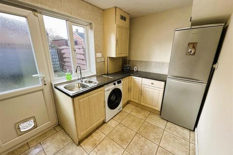 2 bedroom semi-detached house to rent, Kendal Road, Doncaster DN5