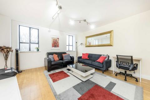 2 bedroom flat to rent, Gleneldon Road, London SW16