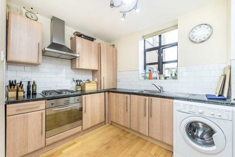 2 bedroom flat to rent, Gleneldon Road, London SW16