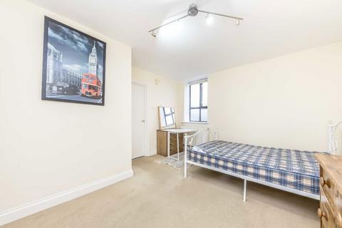 2 bedroom flat to rent, Gleneldon Road, London SW16