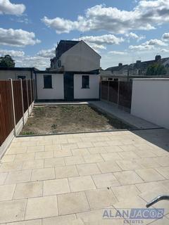 3 bedroom flat to rent, Aldborough Road South, Ilford IG3