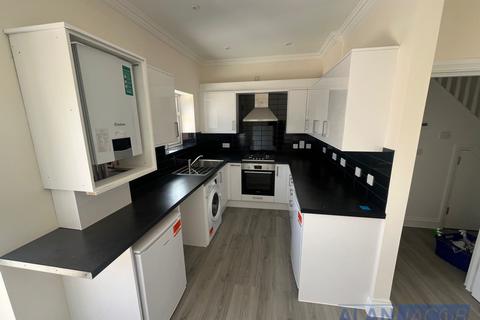 3 bedroom flat to rent, Aldborough Road South, Ilford IG3
