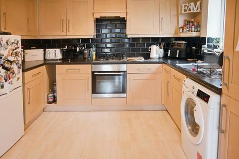 2 bedroom apartment to rent, Cameron Grove, Bradford BD2