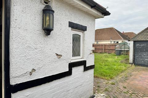 2 bedroom detached bungalow for sale, Beech Avenue, Christchurch BH23