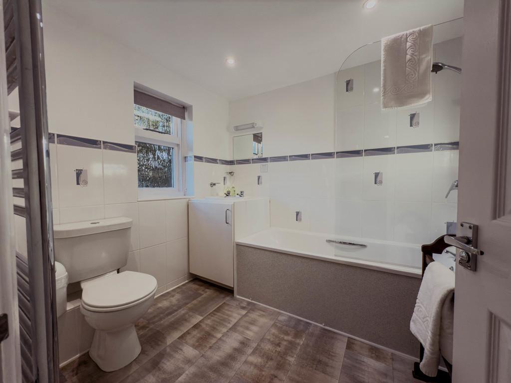 Room 10 Bathroom