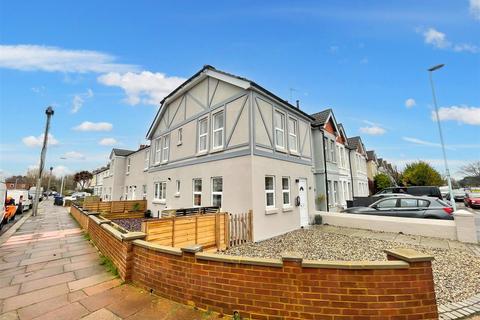 2 bedroom maisonette to rent, The Drive, Worthing BN11