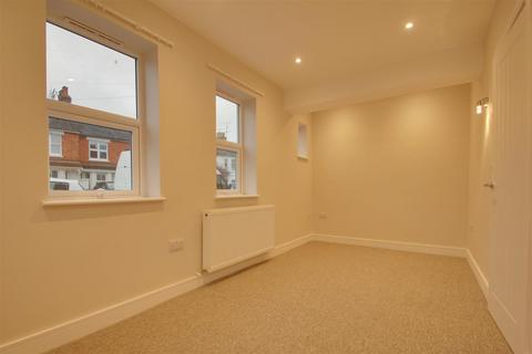 2 bedroom maisonette to rent, The Drive, Worthing BN11