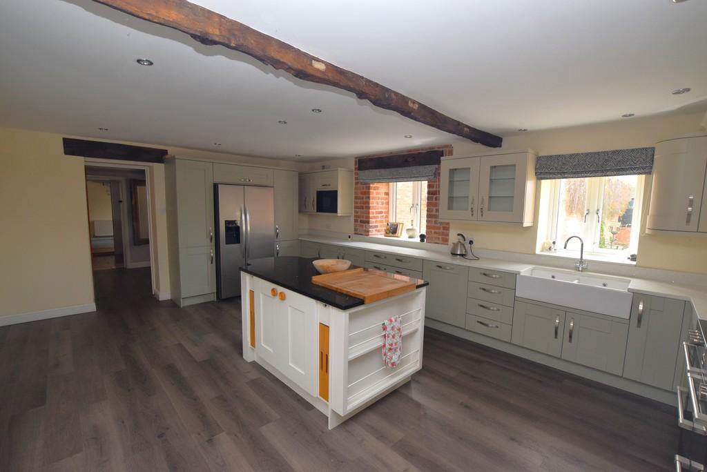 Charlton Barn Kitchen1
