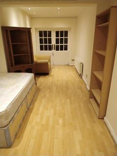 Ground floor flat to rent, Carlisle Avenue, London W3