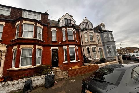 4 bedroom terraced house to rent, Station Road, Margate