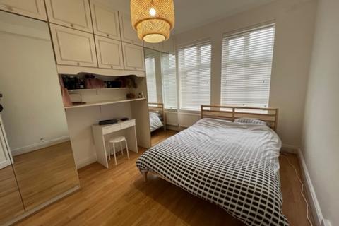 2 bedroom apartment to rent, Vivian Avenue, London NW4