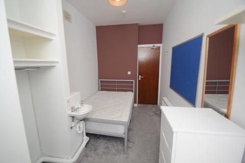 5 bedroom flat to rent, Clifton Avenue, Manchester M14