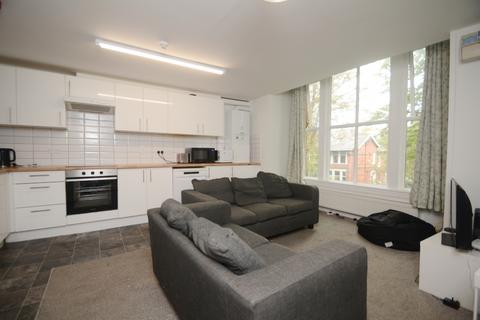 5 bedroom flat to rent, Clifton Avenue, Manchester M14