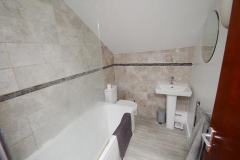 4 bedroom flat to rent, Clifton Avenue, Manchester M14