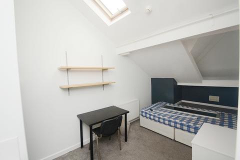 4 bedroom flat to rent, Clifton Avenue, Manchester M14