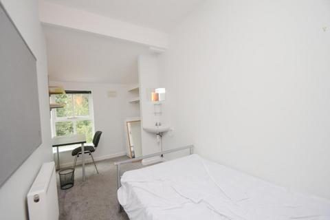 4 bedroom flat to rent, Clifton Avenue, Manchester M14