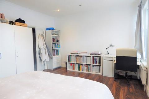 3 bedroom terraced house to rent, Astonville Street, Southfields, London