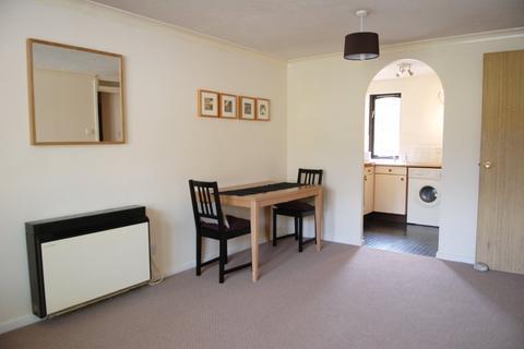 2 bedroom flat to rent, Riverside Close, Clapton