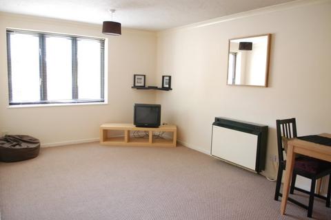 2 bedroom flat to rent, Riverside Close, Clapton