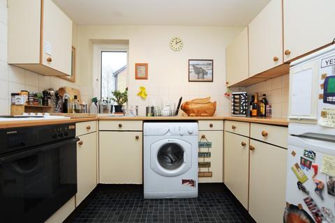 2 bedroom flat to rent, Riverside Close, Clapton