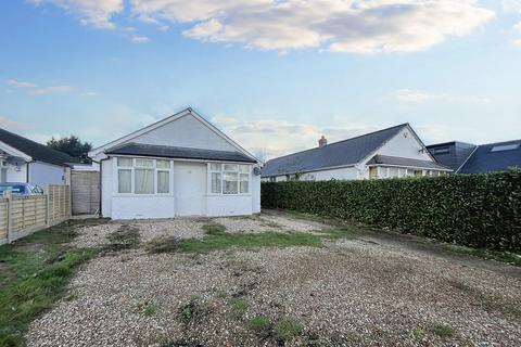 3 bedroom detached bungalow to rent, Royston Way, Slough SL1