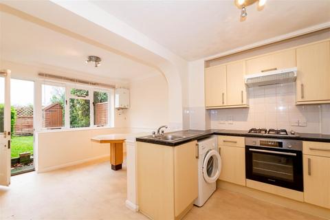 2 bedroom house to rent, Hanbury Way, Camberley GU15