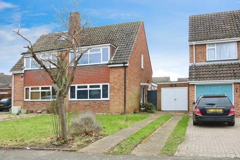 3 bedroom semi-detached house to rent, Kennett Road - 0.5 Miles to Railway Station