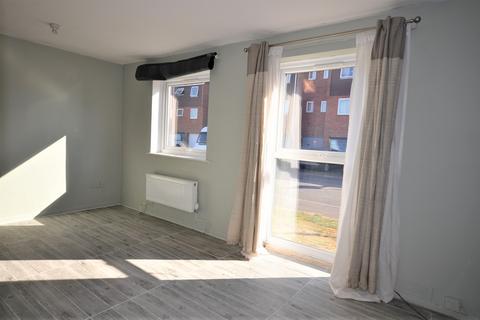 Studio to rent, Rochfords Garden, Slough