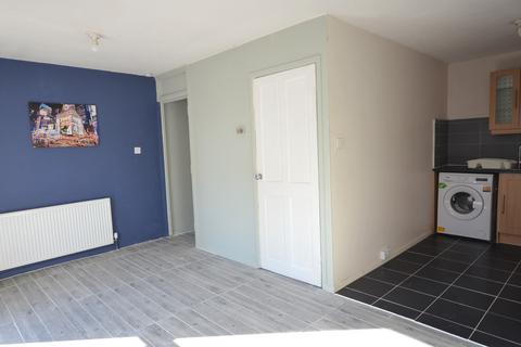 Studio to rent, Rochfords Garden, Slough