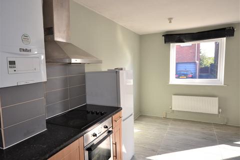 Studio to rent, Rochfords Garden, Slough