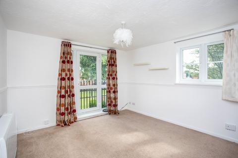 2 bedroom apartment to rent, Knowles Close, Yiewsley