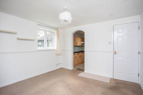 2 bedroom apartment to rent, Knowles Close, Yiewsley