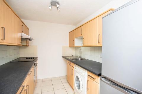 2 bedroom apartment to rent, Knowles Close, Yiewsley