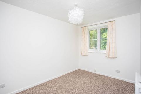 2 bedroom apartment to rent, Knowles Close, Yiewsley