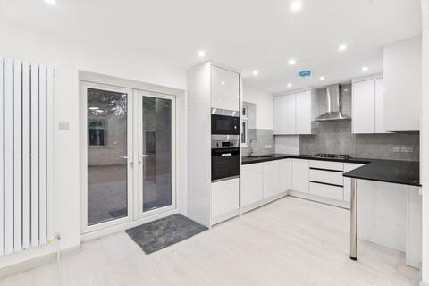 6 Denham Close, Denham, Uxbridge, UB9 4EE