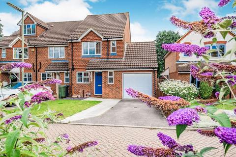 2 bedroom terraced house to rent, Deeprose Close, Guildford