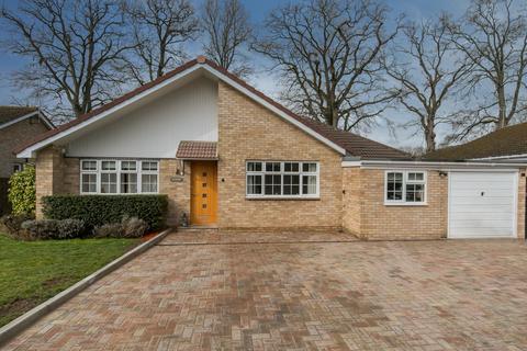 4 bedroom detached bungalow to rent, Darvel Close, Woking GU21