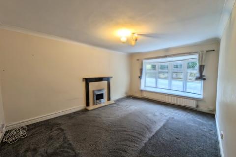 3 bedroom detached house to rent, Leeds Road, Birstall, Batley, WF17