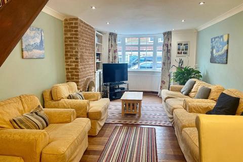 19 Elm Road, Warlingham, CR6 9NB