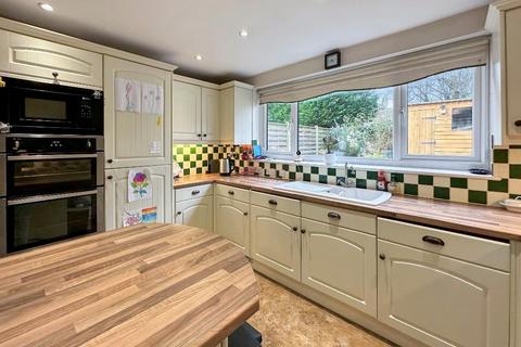19 Elm Road, Warlingham, CR6 9NB